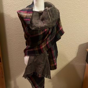 Maurice’s NWT Scarf.